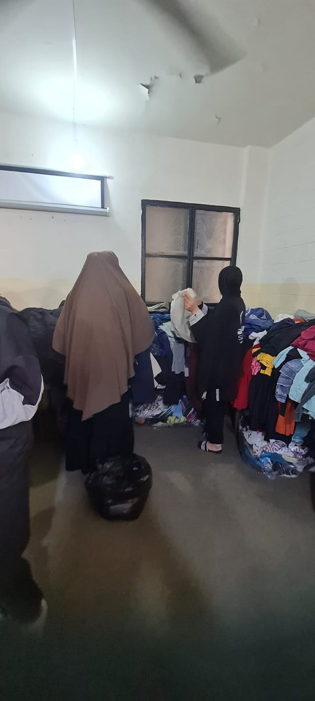 جمعية ابناء شهداء فلسطين "صامد" تستكمل توزيع الثياب في مخيم عين الحلوة