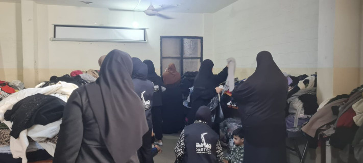 جمعية ابناء شهداء فلسطين "صامد" تستكمل توزيع الثياب في مخيم عين الحلوة
