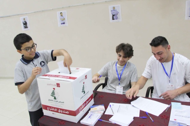 قطار انتخابات المجلس البلدي للأطفال في صيدا في محطته الثانية ومارون أبو كسم يشاركهم تجربته رئيساً قبل 20 سنة!