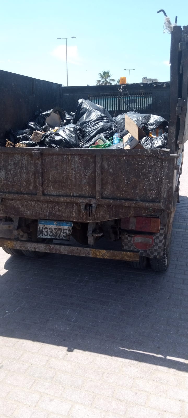 ثانوية حسام الدين الحريري تنظم حملة لتنظيف شاطئ صيدا