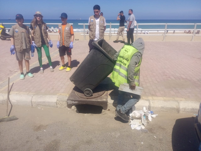 ثانوية حسام الدين الحريري تنظم حملة لتنظيف شاطئ صيدا