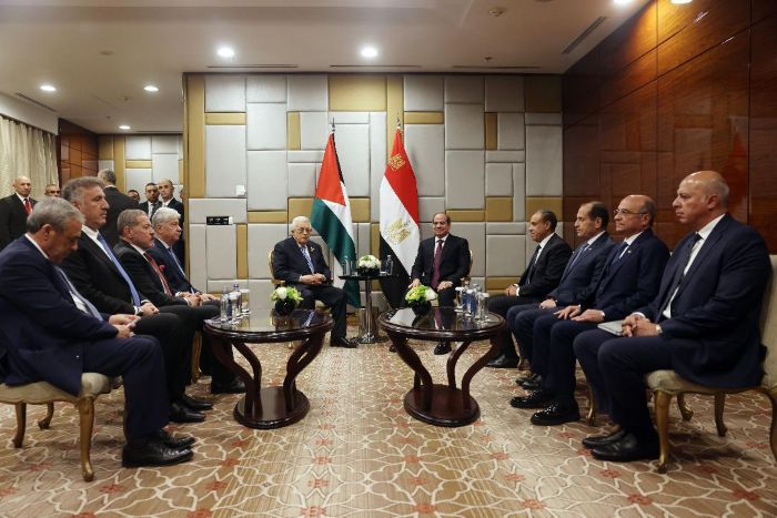 الرئيس عباس يجتمع مع الرئيس المصري