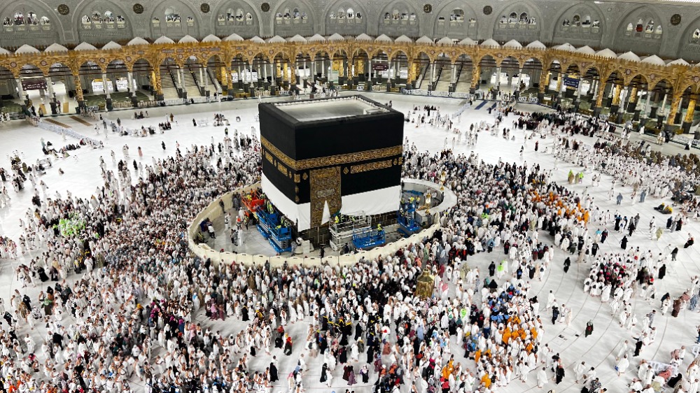 بالصور - رفع كسوة الكعبة استعدادًا لموسم الحج 1446هـ