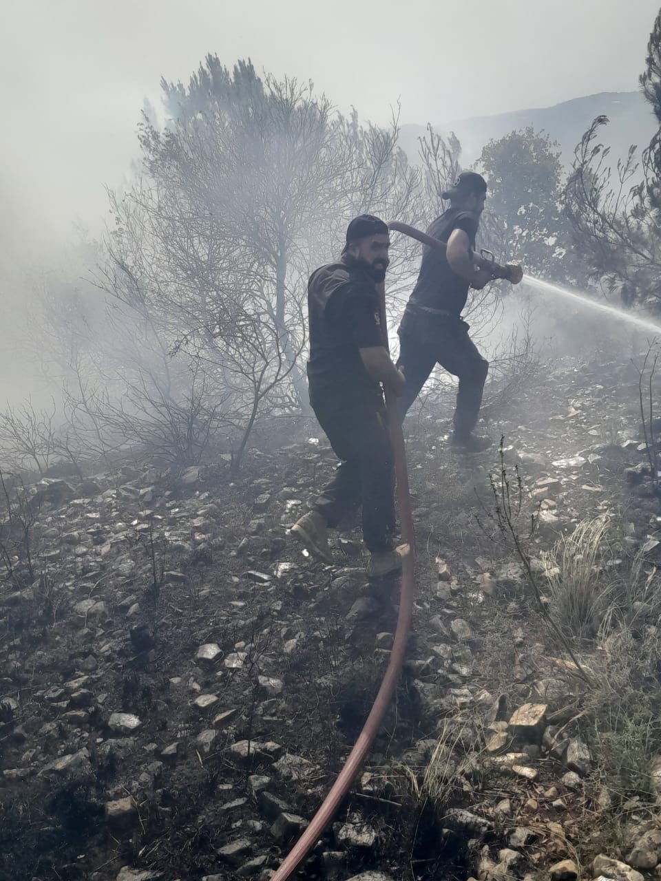 حرائق في مختلف المناطق... والدفاع المدني ينجح في إخمادها رغم التحديات الميدانية والعدوان المستمر
