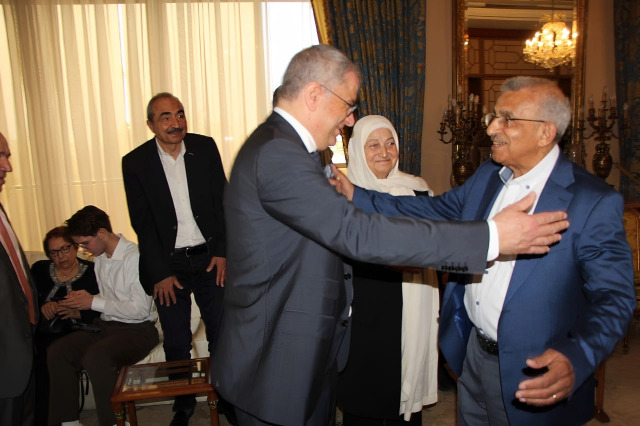 بهية الحريري تكرم البرفسور غسان أبو علفا لمناسبة منحه الدكتوراه الفخرية بعلم الأمراض السرطانية