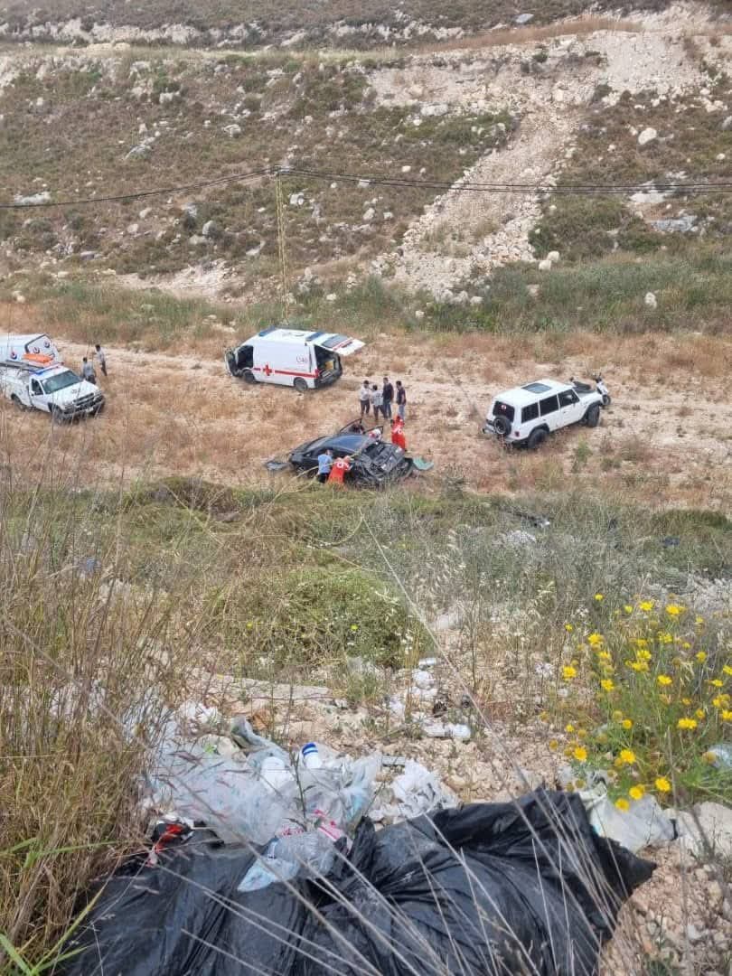 بالصور - حادث مروع في كفردجال... انحراف سيارة وانزلاقها الى الوادي!