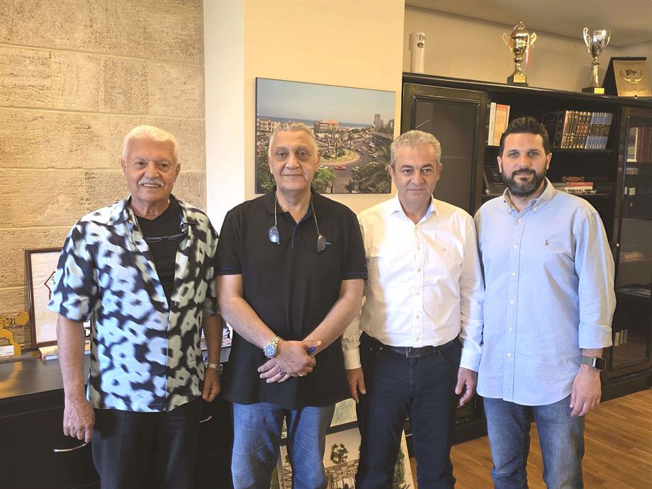جلسة تسليم وتسلم لرئاسة بلدية صيدا بين د. بديع وحجازي