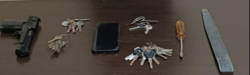 يسرق السيّارات والمحال التجاريّة.. وهذا ما ضُبط بحوزته!