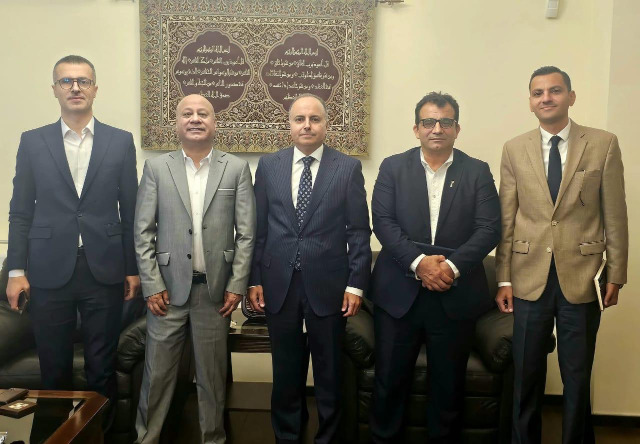 د. أبو هولي يبحث مع سفير مصر في فلسطين تداعيات العدوان على غزة وتدمير المخيمات واستهداف "الأونروا"