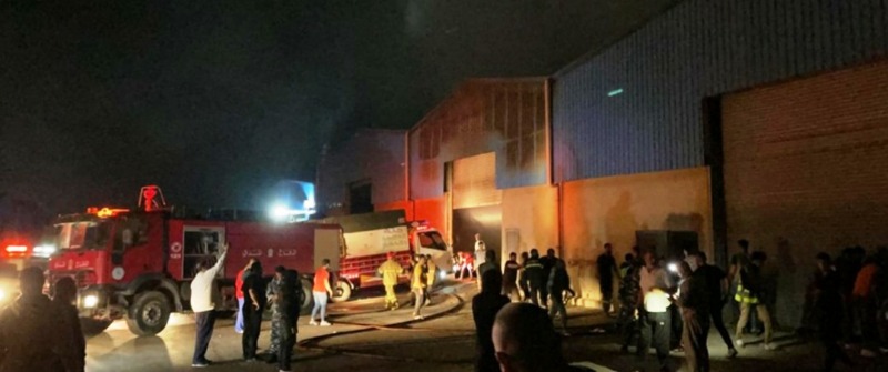 بالفيديو - حريق في مستودع للأعلاف في الغازية ليلاً