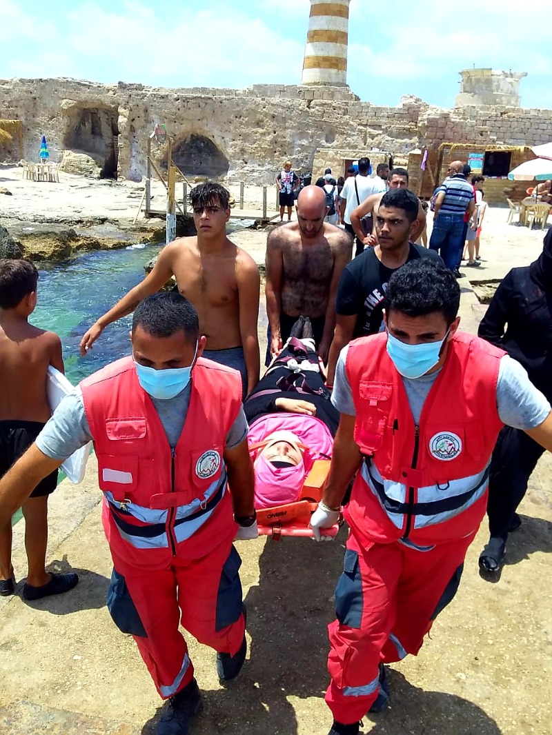 بالصور ... إصابة  مواطنة إثر  إنزلاقها في زيرة صيدا