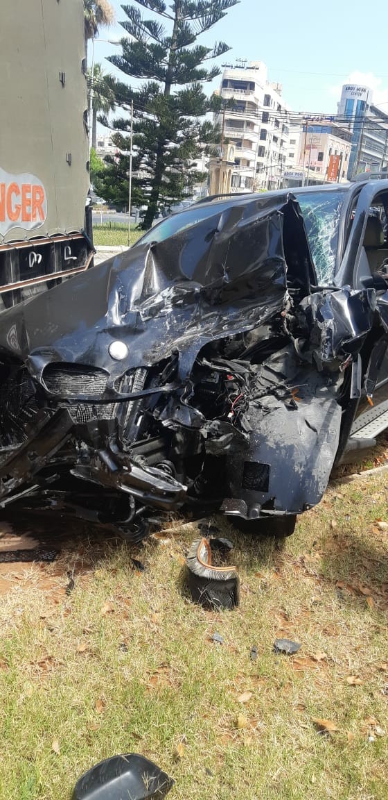 بالصور .. جريح وأضرار مادية في حادث سير عند دوار القناية
