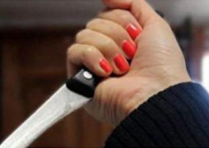 بسبب علاقة شاذة.. طعنت زوجها الغارق في النوم وقطعت رأسه!