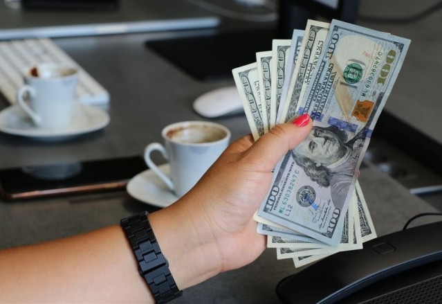 دولار السوق السوداء صباح اليوم الأربعاء ما دون الـ 19 ألف ليرة..