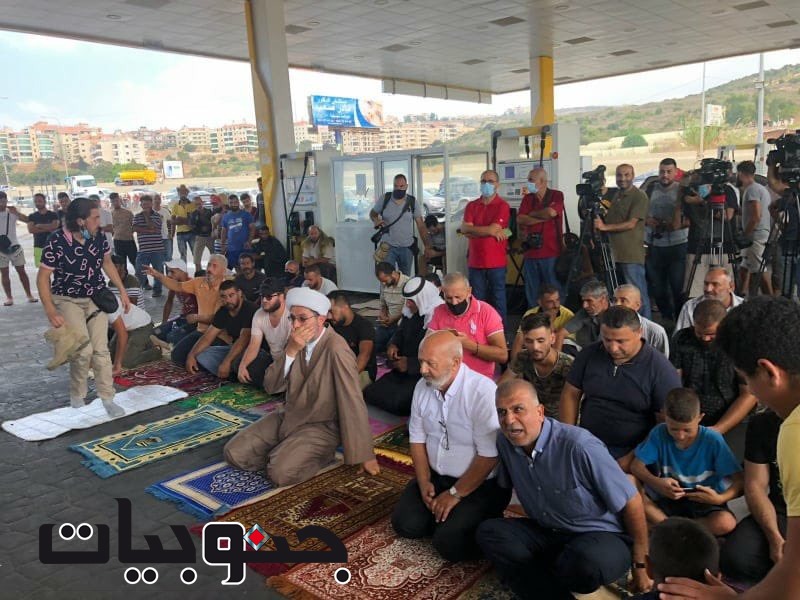 صورة اليوم من "جنوبيات": أداء صلاة الجمعة في "محطة كورال" - الجية!