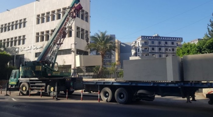 لماذا بدأ فرع مصرف لبنان بصيدا بوضع بلوكات اسمنتية عند مدخله؟