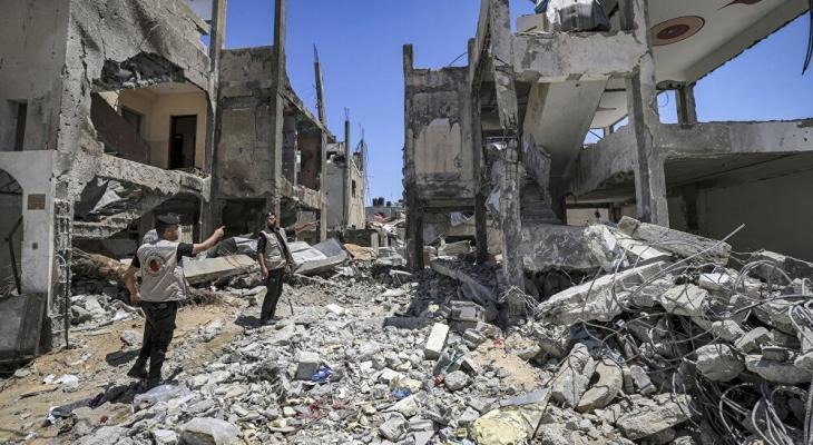 اللجنة الشعبية في مخيم اليرموك واتحاد طلبة فلسطين يساعدون بإزالة الأنقاض من المنازل
