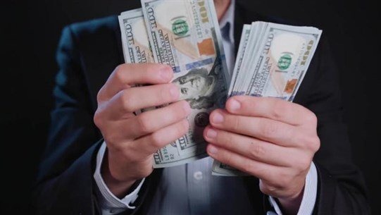 الشارع متوتّر... الدولار يحلّق... فكم بلغ اليوم؟