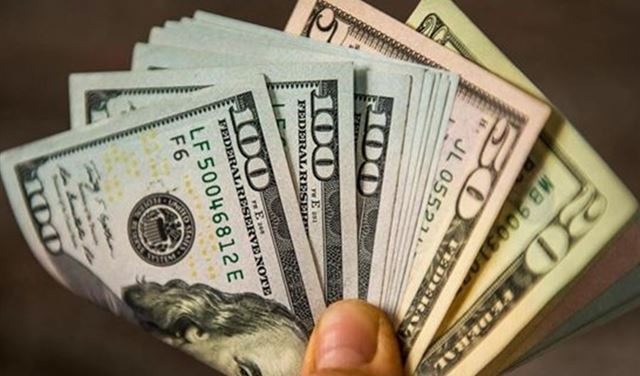 سعر صرف الدولار في السوق السوداء يقفز بشكل جنوني ويتخطى الـ25000