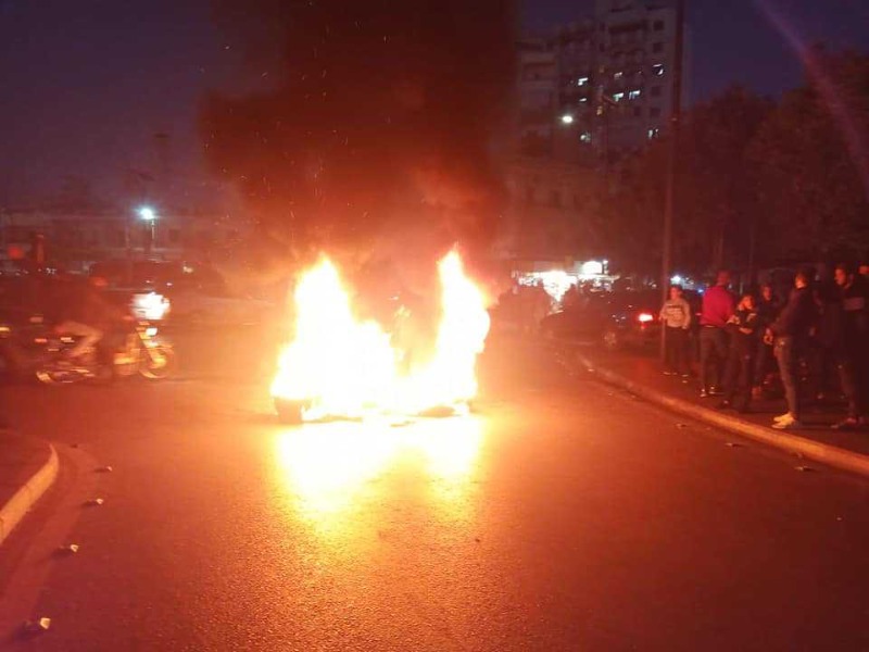 قطع الطريق بالإطارات المشتعلة في صيدا!