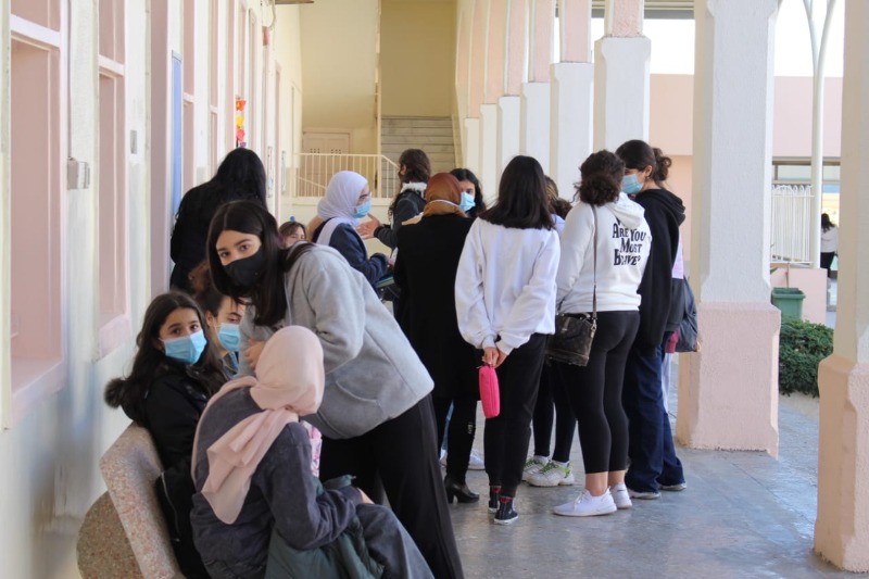 رغم تمديد العطلة بسبب كورونا .. امتحانات منتصف العام الدراسي تعيد نبض الحياة الى مقاعد وباحات ثانوية المقاصد الإسلامية في صيدا