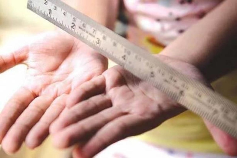 في ليبيا...مدير مدرسة يعاقب طلابه بطريقة "غير تربوية" ووزارة التربية تتحرك!