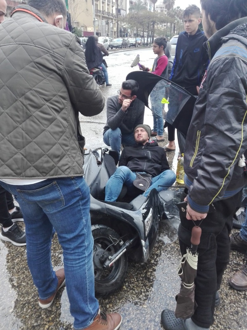 بالصور .. جريح في حادث صدم عند تقاطع إيليا في صيدا