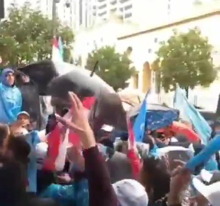 غير أبهين بالامطار الغزيرة...تجمعات داعمة للرئيس الحريري في محيط بيت الوسط