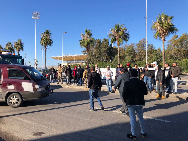 اعتصام السائقين العموميين في صيدا تخلله خرق.. البخاري: مستمرون بتحركاتنا حتى تلتفت الدولة الينا