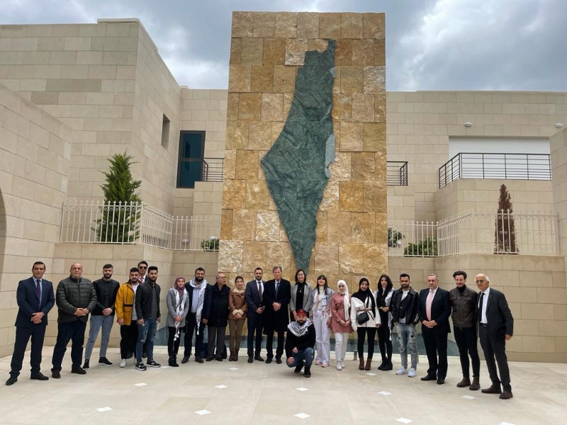 دائرة الشباب وفرقة "عشاق الأقصى" للأغنية الوطنية الملتزمة تلتقي سفير دولة فلسطين لدى الجمهورية التونسية هائل الفاهوم