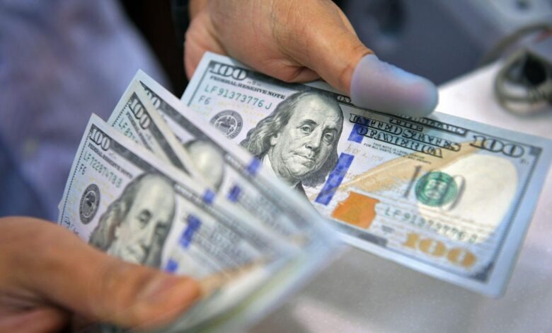 كيف إفتتح سعر صرف الدولار في السوق السوداء اليوم؟
