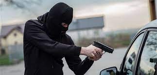 مسلحون خطفوا مواطنا وسرقوا سيارته وهاتفه ثم تركوه معصوب العينين!