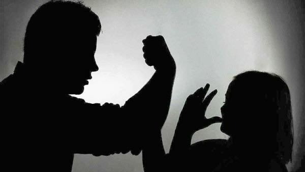 يضرب والدته بعصا وشبان المنطقة يتدخلون