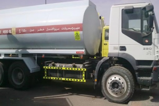 انقلاب صهريج محروقات على جسر المدينة الرياضية