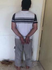 بالصور: بوحشية واجرام جلد ابنه القاصر بواسطة خرطوم مياه..