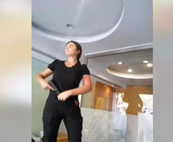 بالفيديو.. هرج ومرج داخل مصرف.. احتجاز رهائن وتهديد