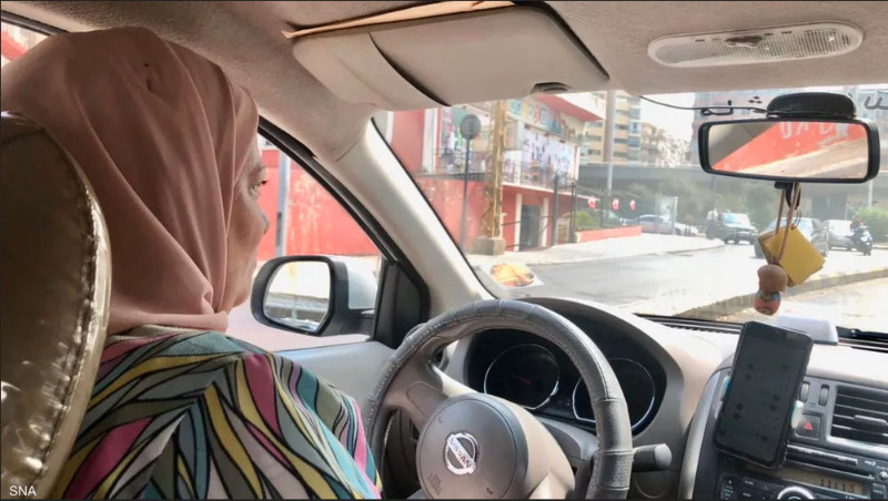 سائقة "تاكسي" تتحدّى الأزمة و"النظرة الذكورية"!