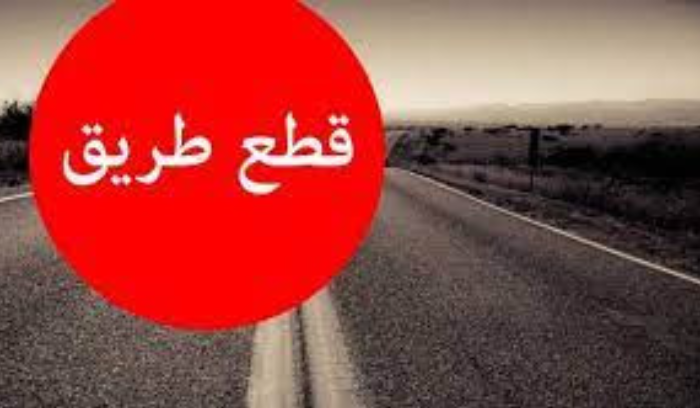 بالفيديو.. أهالي درب السيم يقطعون الطريق العام إحتجاجآ على الأوضاع المعيشية المتردية والإنقطاع الدائم للكهرباء والماء