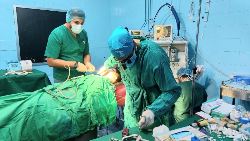 فريق طبي من PRCF يعاين مرضى من ذوي الإحتياجات الخاصة في "مستشفى الهمشري"