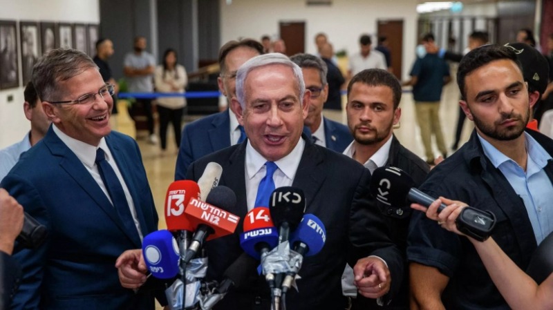نتنياهو يهاجم غانتس بسبب "السماح للسلطة الفلسطينية بشراء مروحيات"