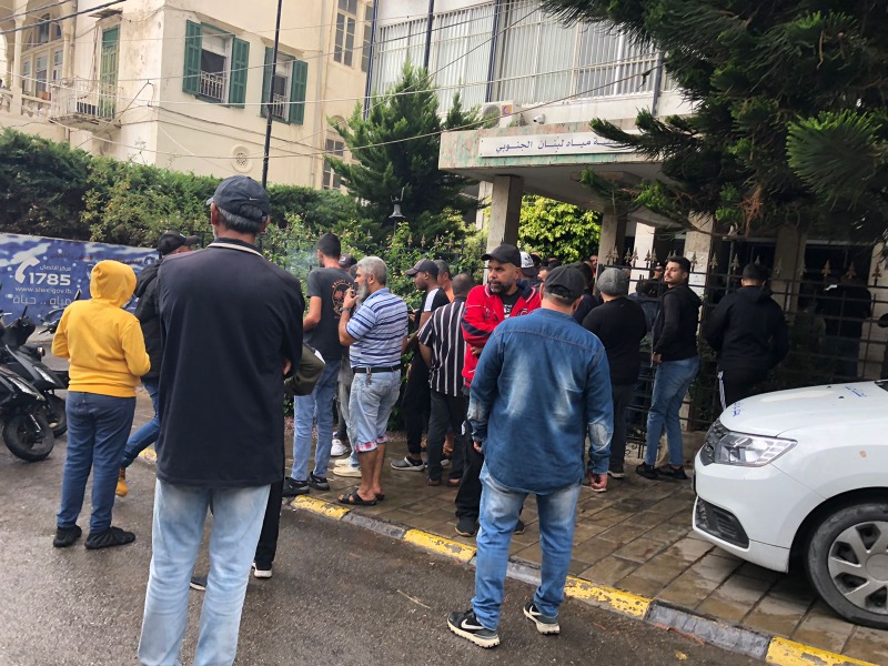 تحرك احتجاجي لاهالي صيدا امام مياه لبنان الجنوبي : سنصعد من تحركاتنا في حال لم تضخ المياه الى منازلنا مساءً