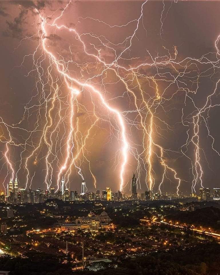 صورة اليوم: 32 ومضة برق ضربت كوالامبور في ماليزيا
