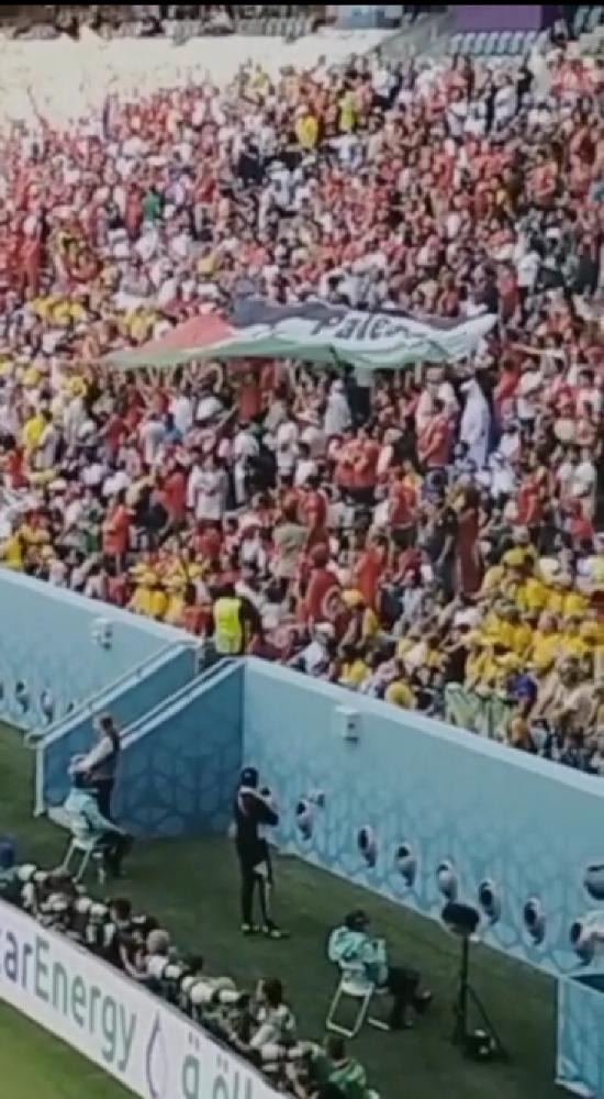 بالفيديو:رفع علم عملاق هو الأكبر الذي يرفع في كأس العالم