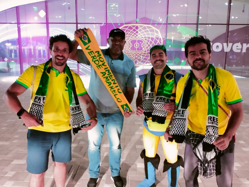 مشجعو البرازيل يحملون الأعلام الفلسطينية