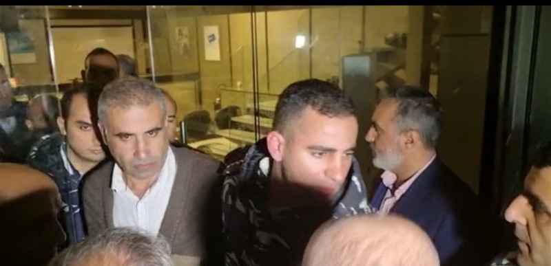 بالفيديو.. خروج المودع وليد الحجار من "بنك الاعتماد" فرع شحيم