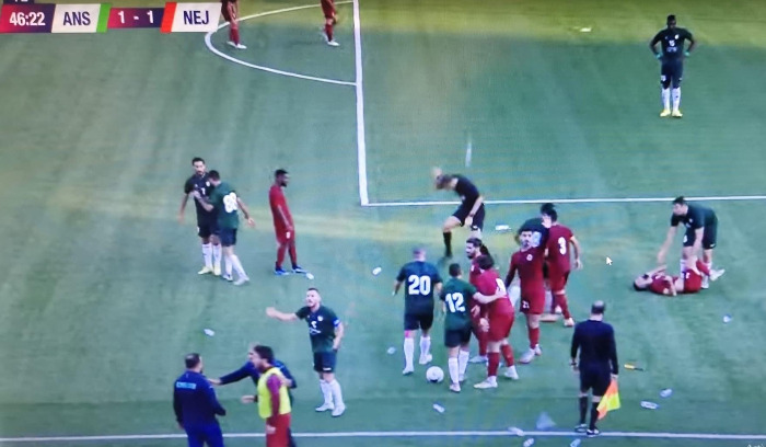 تعطل مباراة النجمة والانصار 1 - 1 بعد نهاية الشوط الاول.. ماذا حصل على أرض ملعب جونية البلدي؟