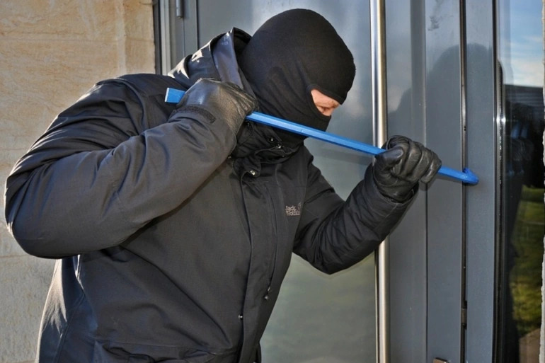 سرقة مبلغ مالي كبير من منزل في هذه المنطقة