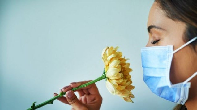 هل سلبك "كوفيد-19" حاسة الشم أو الذوق؟.. هذا قد يكون مؤشرا إيجابيا