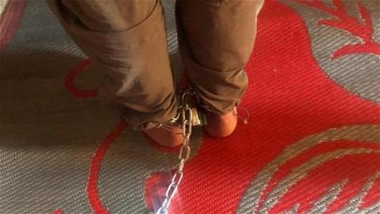 بالصّورة: في هذه البلدة اللبنانية.. والدٌ يربط إبنه بجنزيرٍ حديديّ..