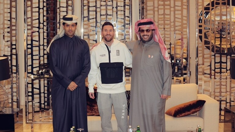 بالفيديو.. السعودية تستقبل نجوم باريس سان جيرمان بأكاليل الزهور